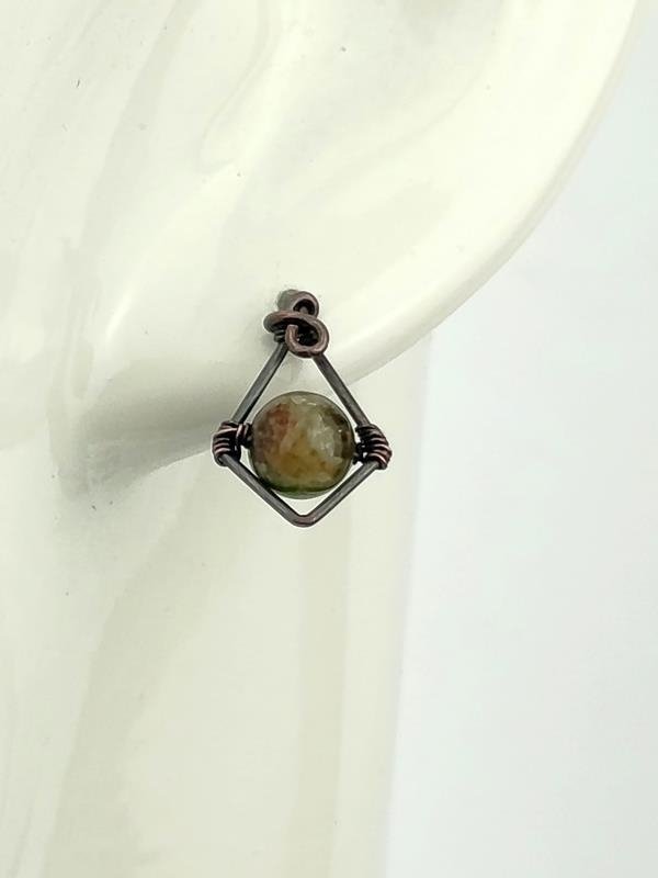 Kolczyki miedziane z kulkami zielonego turmalinu, rękodzieło