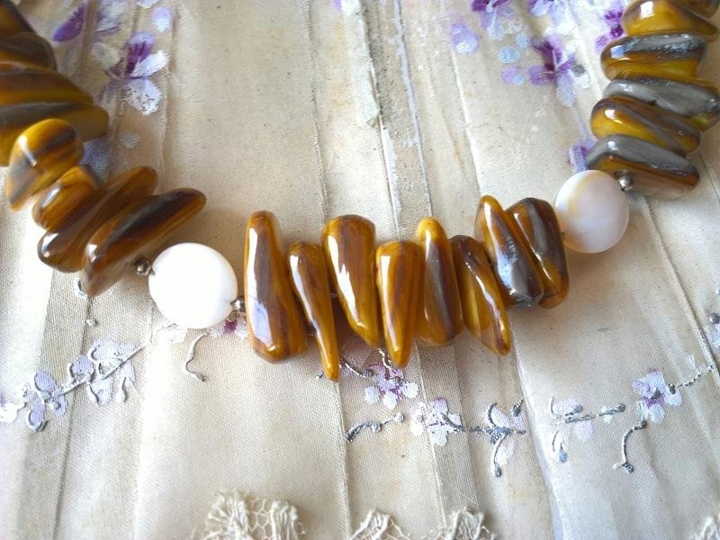 Naszyjnik damski – sznur z brązowymi kamykami masy perłowej