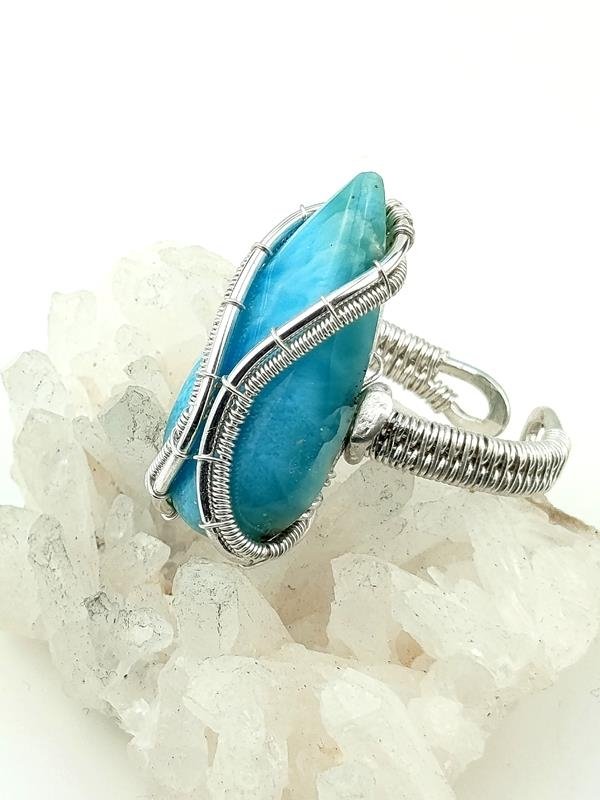 Pierścionek ze srebra z larimarem – kamieniem wyciszenia, ochłodzenia, ukojenia ciała emocjonalnego, wzmocnienia komunikacji