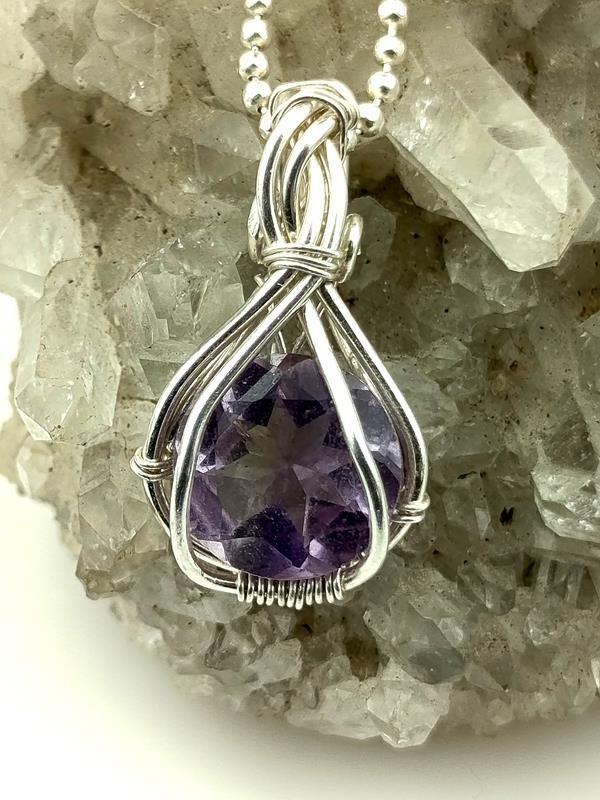 Ametyst – zawieszka (1.9x1.1 cm) srebro Ag999 na łańcuszku 42 plus 3 cm Ag925, waga naszyjnika 3.3 grama, rękodzieło
