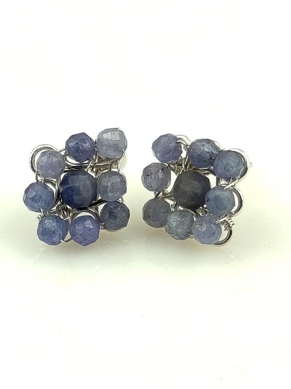 Kolczyki ze srebra z tanzanitem – kamieniem związanym z żywiołem wody