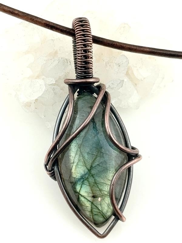 Męski wisior miedziany z labradorytem – kamieniem ochrony i magii