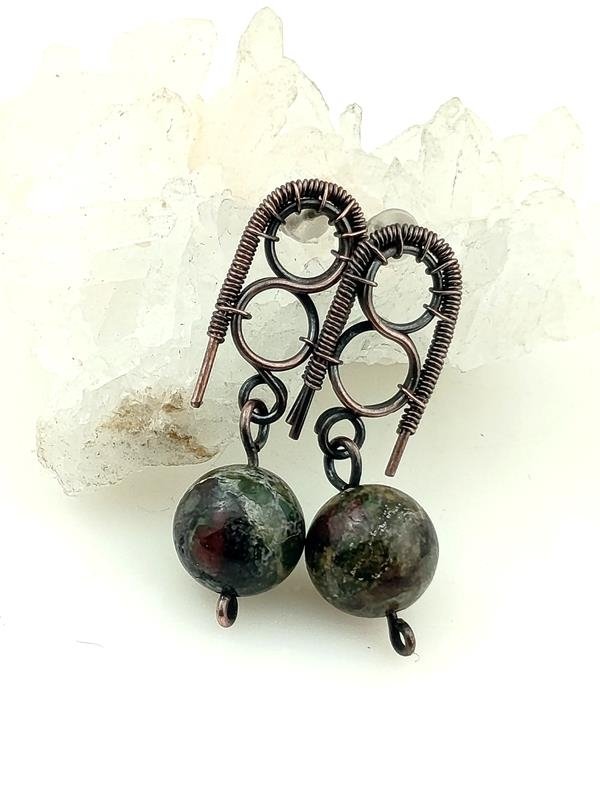 Jaspis smocza krew - kolczyki miedziane, wymiary 2.7x0.8 cm, waga 3.2 grama, sztyfty, znak Bliźniąt, Byka, Lwa