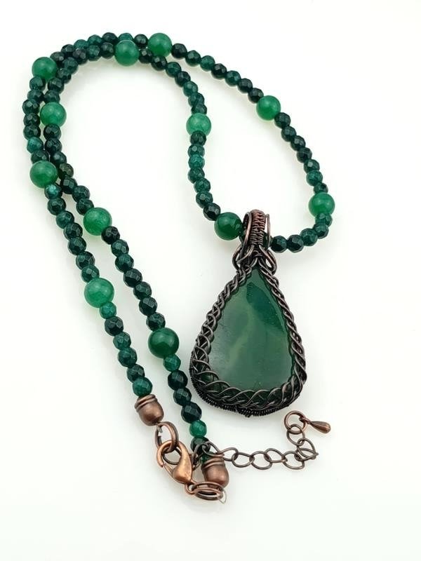 Naszyjnik z jadeitem, onyksem i awenturynem o długości 46 cm plus 5 cm, wisior 5x2.5 cm, miedź, waga naszyjnika 26 gram, rękodzieło