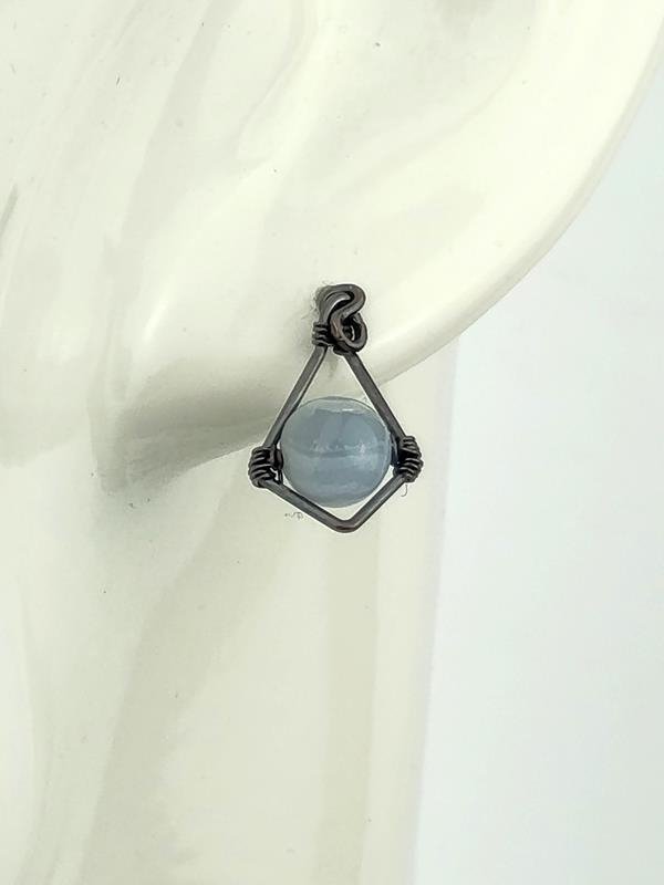 Niebieski agat koronkowy - damskie kolczyki z drutu miedzianego na sztyftach, rękodzieło