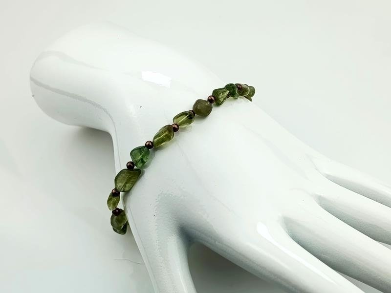 Na zamówienie Kamyki perydotu - bransoletka na podwójnej gumce, mosiądz, obwód 17 cm, waga 7.3 grama, rękodzieło