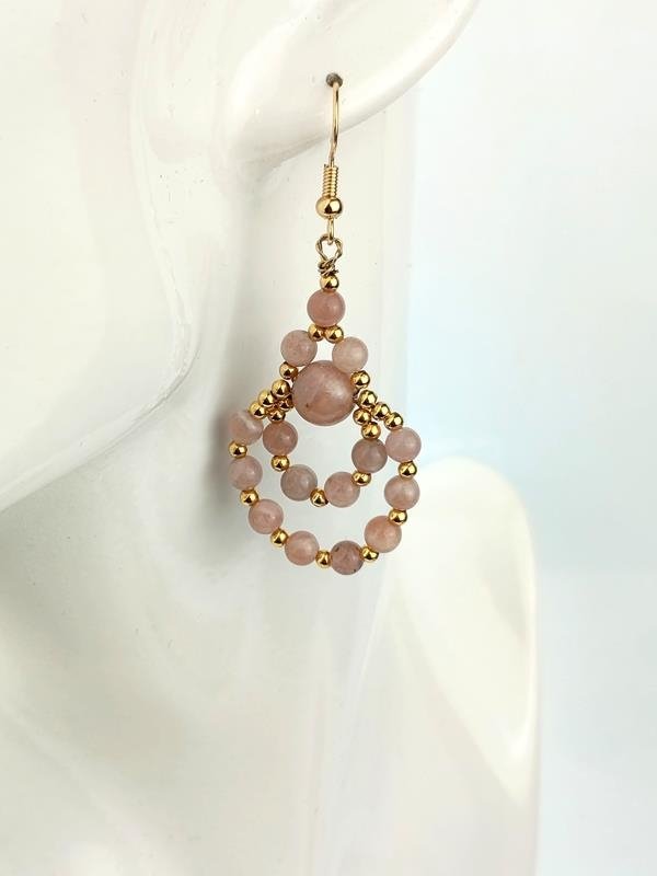 Kolczyki mosiężne z kamieniem księżycowym dla chińskiego znaku Szczura i Świni