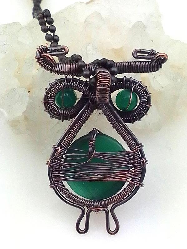 Sówka - wisiorek miedziany 3.5x2.3 cm z kocim okiem i onyksem - zdjęcie od spodu