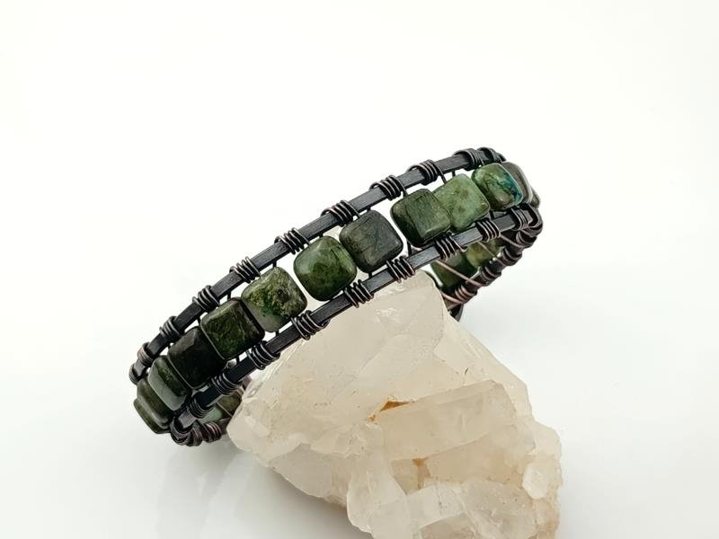 Bransoleta miedziana z ryolitem lasu deszczowego dla numerologicznej 6 i 8