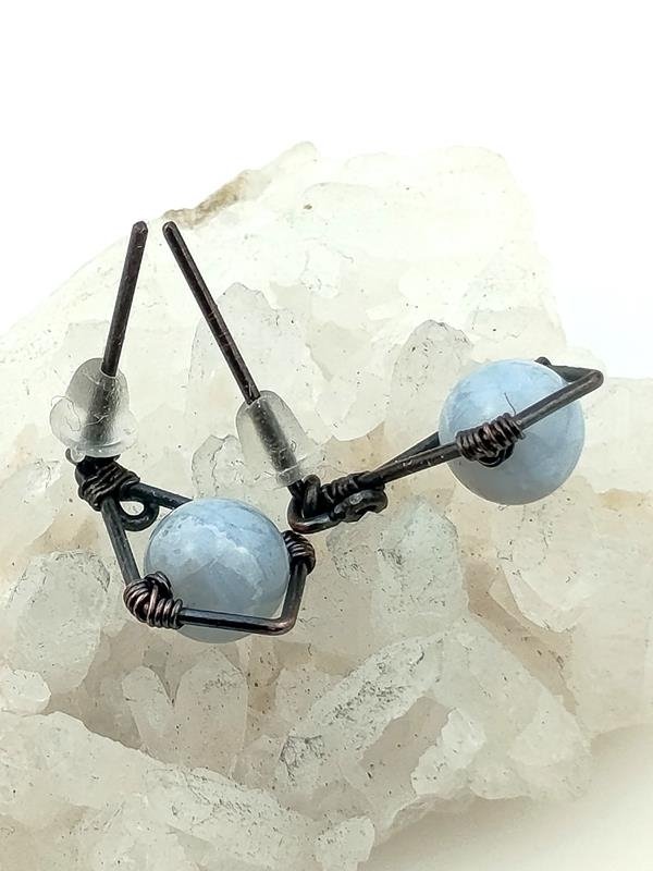 Kolczyki miedziane z niebieskim agatem koronkowym - kamieniem komunikacji, przejrzystości, pewności