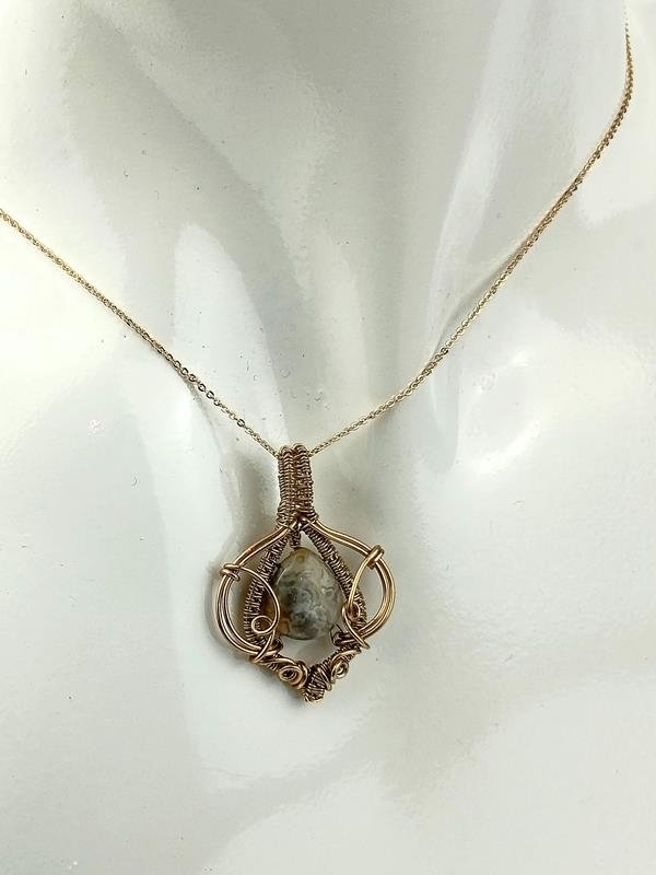 Prezent dla pracownicy biurowej – wisiorek mosiężny z agatem koronkowym