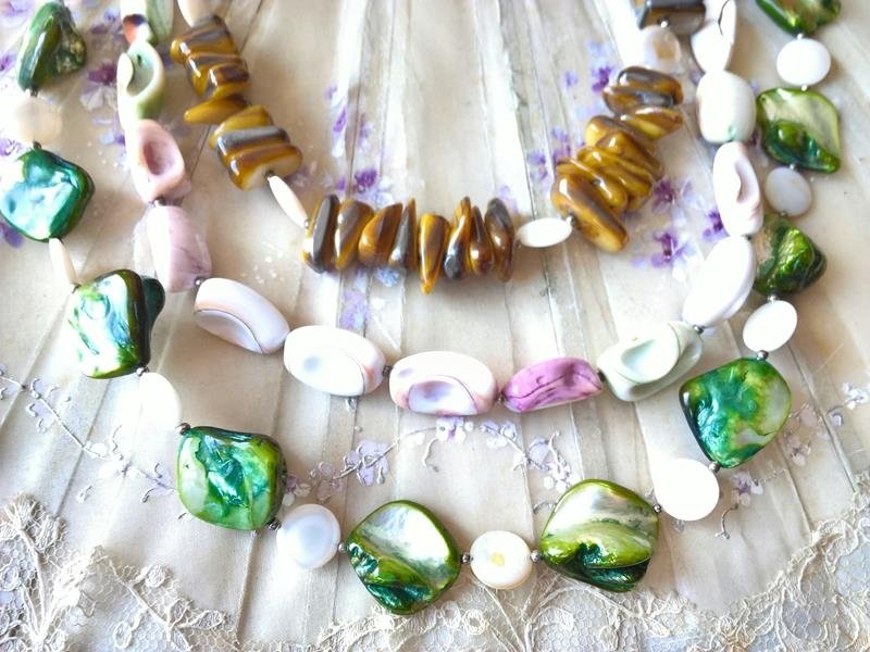 Naszyjnik damski – trzy sznury masy perłowej