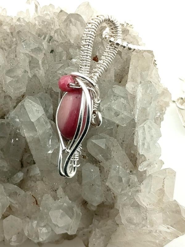 Wisiorek z drutu srebrnego (2.5x1 cm) z rodonitem – kamieniem współczucia, miłości, hojności, altruizmu