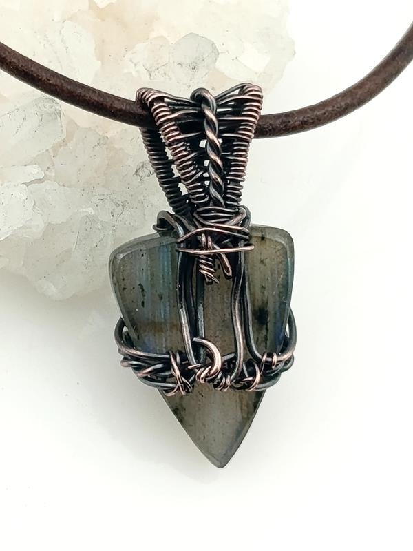 Męski wisiorek miedziany z labradorytem dla numerologicznej 4, 6, 7 i 9