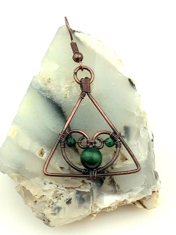 Kolczyki miedziane z kulkami naturalnego malachitu, rękodzieło