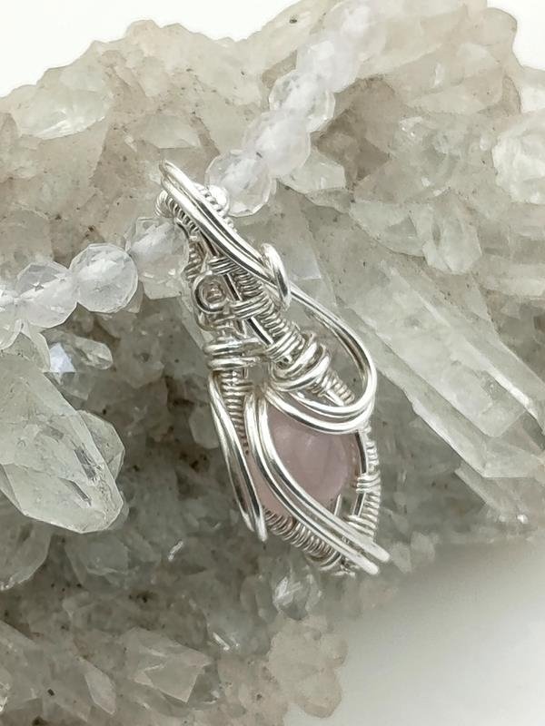 Naszyjnik z kwarcem różowym dla znaku Byka i Wagi