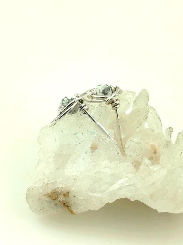 Kolczyki ze srebra z howlitem – kamieniem żywiołu wiatru i wody