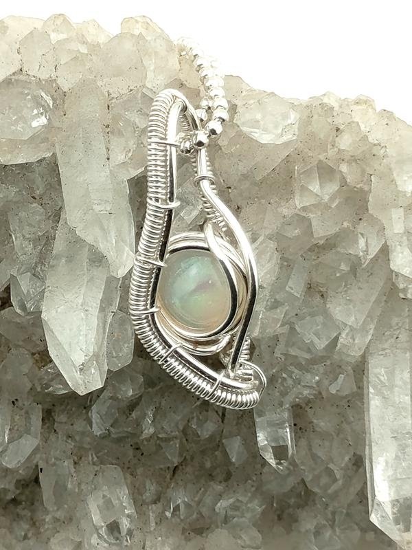 Opal etiopski – zawieszka (2.3x0.9 cm) srebro Ag999, łańcuszek 42 plus 3 cm Ag925, waga 3.2 grama, 14 rocznica ślubu, rękodzieło
