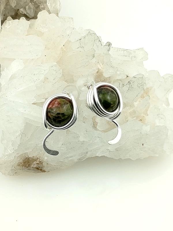 Kolczyki ze srebra Ag999 z jaspisem unakit – kamieniem uzdrowienia, równowagi, cierpliwości, trwałości