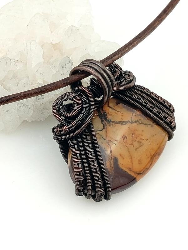 Jaspis mookait - wisior miedziany (2.8x3.4 cm) na rzemieniu naturalnym 47 plus 5 cm, waga 17 gram, rękodzieło 