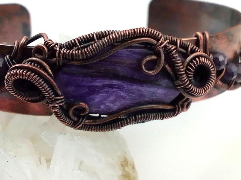 Damska bransoletka miedziana z czaroitem - oprawa kaboszonu