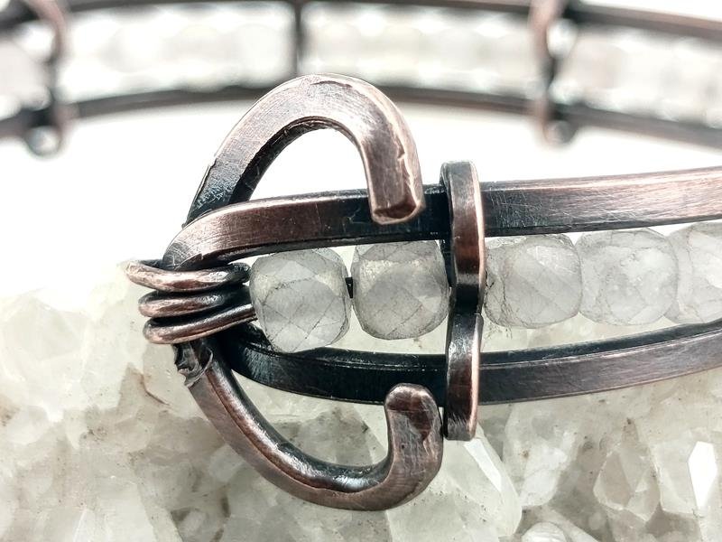 Męska bransoleta miedziana z kwarcem różowym – kamieniem miłości, delikatności