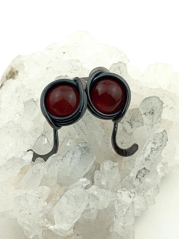 Prezent z okazji 17 rocznicy ślubu – kolczyki miedziane z karneolem