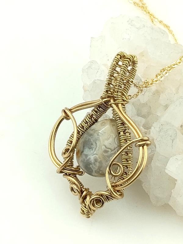 Damski wisiorek mosiężny (3.4x2.4 cm) z łezką agatu koronkowego, łańcuszek mosiężny 44.5 cm plus 4.5 cm, waga 2.9 grama, rękodzieło