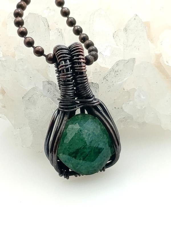 Wisiorek miedziany 1.9x1.1 cm z zielonym kwarcem, łańcuszek mosiężny 44 plus 5 cm, waga 4.5 grama, rękodzieło