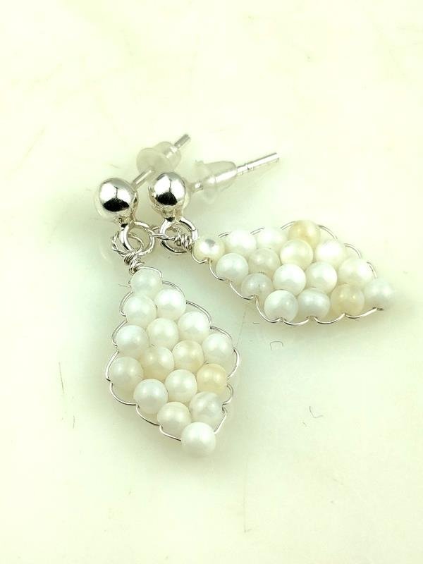 Prezent dla artystki, pisarki - kolczyki ze srebra Ag999 z kulkami masy perłowej