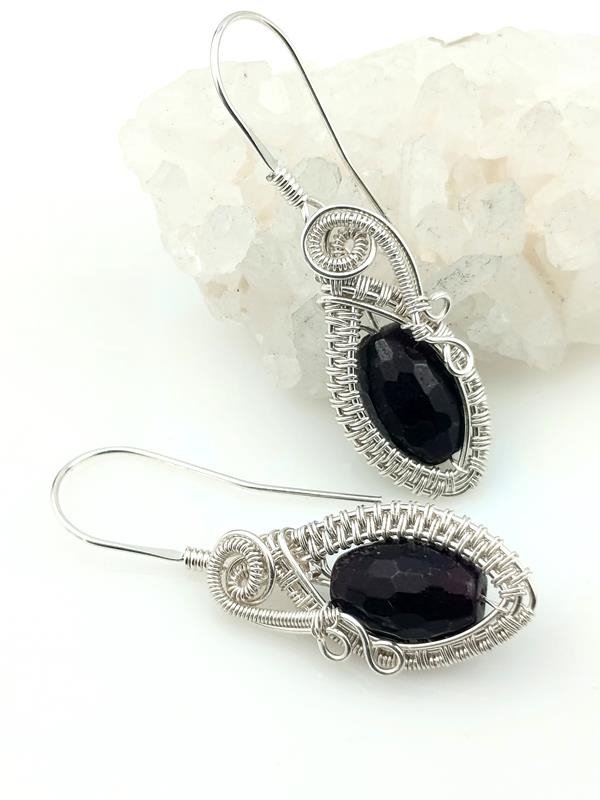 Kolczyki ze srebra z granatem dla zachodniego znaku Barana, Lwa i Skorpiona oraz chińskiego znaku Szczura i Smoka