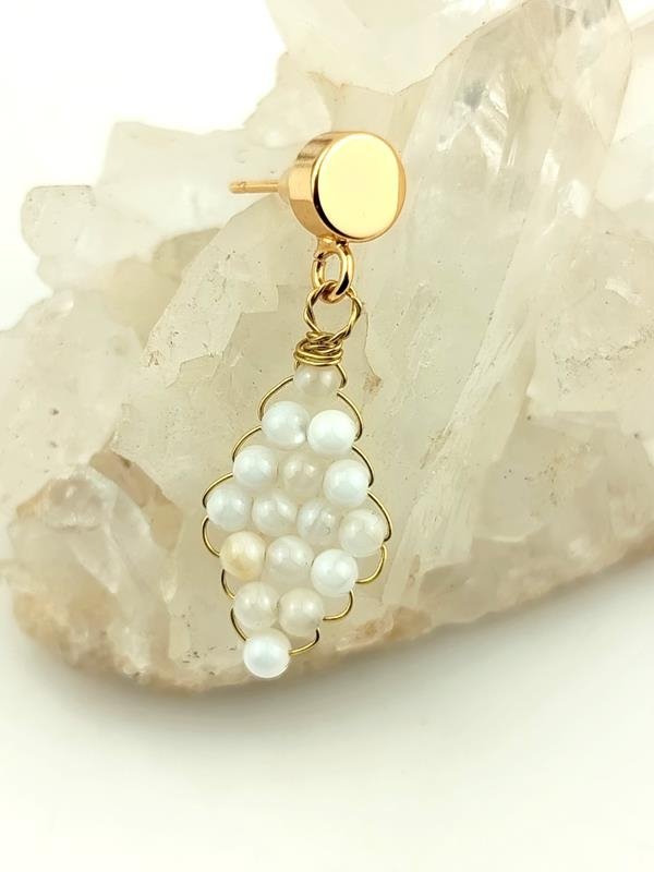 Kolczyki mosiężne z kulkami masy perłowej dla numerologicznej 2