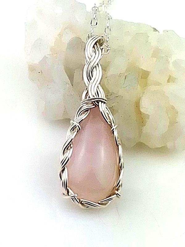 Wisiorek 3.9x1.4 cm srebro Ag999 z kwarcem różowym, łańcuszek 45 + 3 cm srebro Ag925, rękodzieło