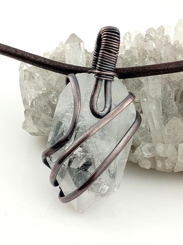 Męski wisior miedziany z surowym kryształem górskim dla numerologicznej 1, 4, 6, 8 i 9