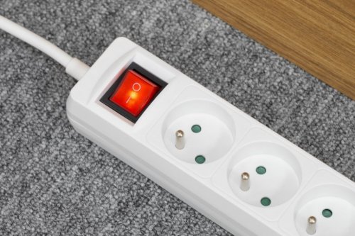 Przedłużacz sieciowy Rebel  3 gniazda + 2 gniazda USB, z wyłącznikiem - 3m