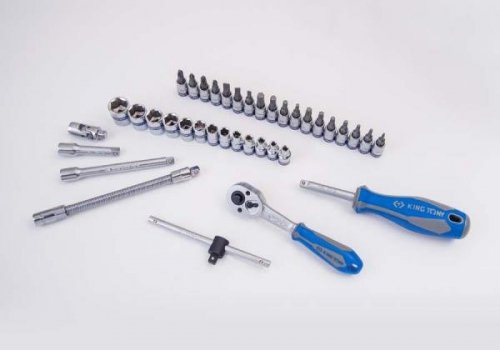ZESTAW NARZĘDZI 83 cz. NASADKI 1/4&quot;+1/2&quot; 4 -32mm 6-kąt. Z GRZECHOTKAMI, KLUCZE, BITY, LATARKA, WALIZKA King Tony