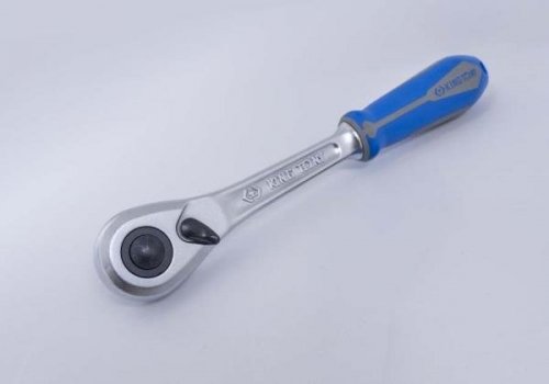 GRZECHOTKA Z PRZYCISKIEM 1/2&quot; 90 ZĘBÓW 250mm CHROM, UCHWYT GUMOWY King Tony