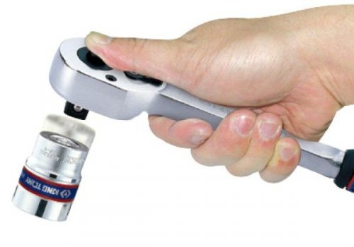 GRZECHOTKA Z PRZYCISKIEM 1/2&quot; 32 ZĘBY 250mm UCHWYT MOLETOWANY King Tony