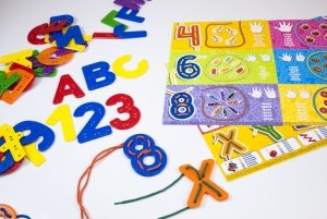 Zestaw edukacyjny dla dzieci litery i cyfry do nawlekania