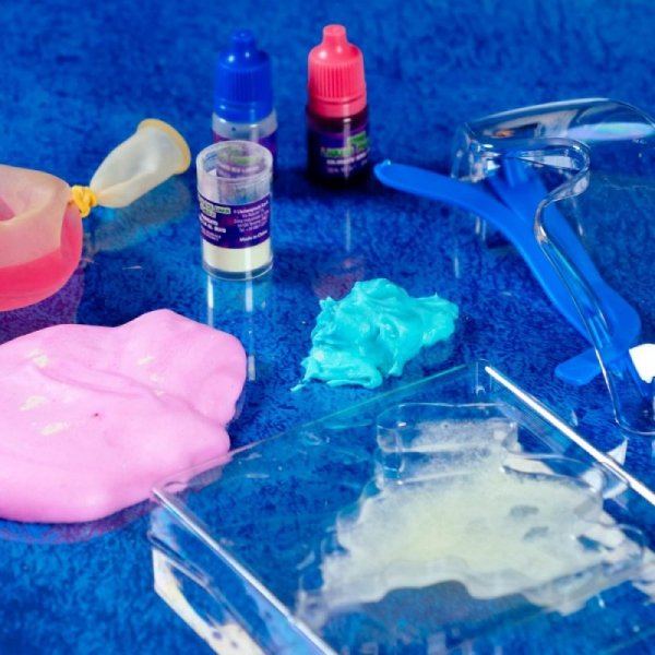 Lisciani Zestaw naukowy Crazy Science Slime w ciemności