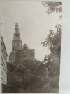 WIDOK Z DOŁU NA WIEŻĘ CZARNO-BIAŁE