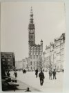 CZARNO-BIAŁE WIDOK NA ULICĘ I WIEŻĘ Z ZEGAREM