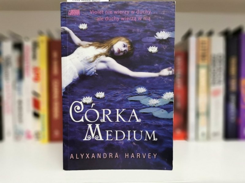 CÓRKA MEDIUM - Alyxandra Harvey