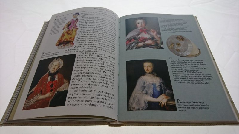 O MODACH I STROJACH Małgorzata Możdżyńska-Nawotka