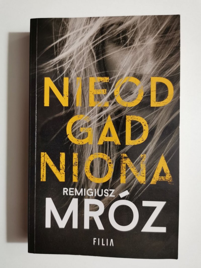 NIEODGADNIONA - Remigiusz Mróz 