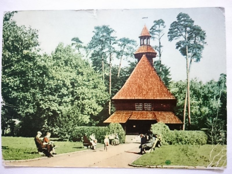 SPAŁA. DREWNIANY KOŚCIÓŁEK W PARKU FOT. J. SIUDECKI