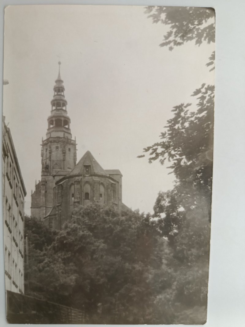 WIDOK Z DOŁU NA WIEŻĘ CZARNO-BIAŁE