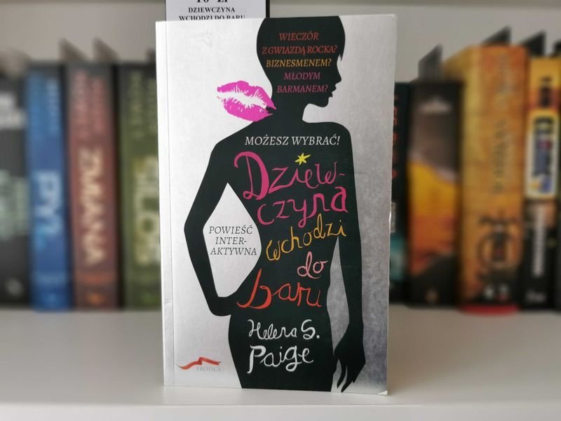 Dziewczyna wchodzi do baru - Helena S. Paige