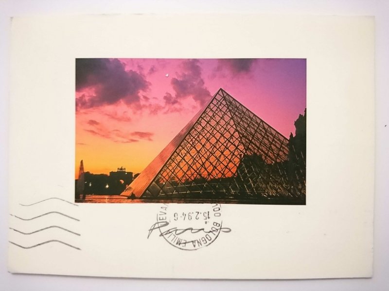 PYRAMIDE DU LOUVRE