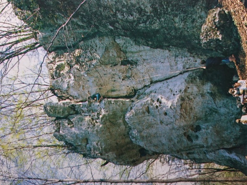 OSTRĘŻNIK. SKAŁA NA KTÓREJ ZNAJDUJĄ FOT. KMIOTEK